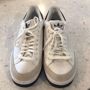 Rod lever tennis shoes